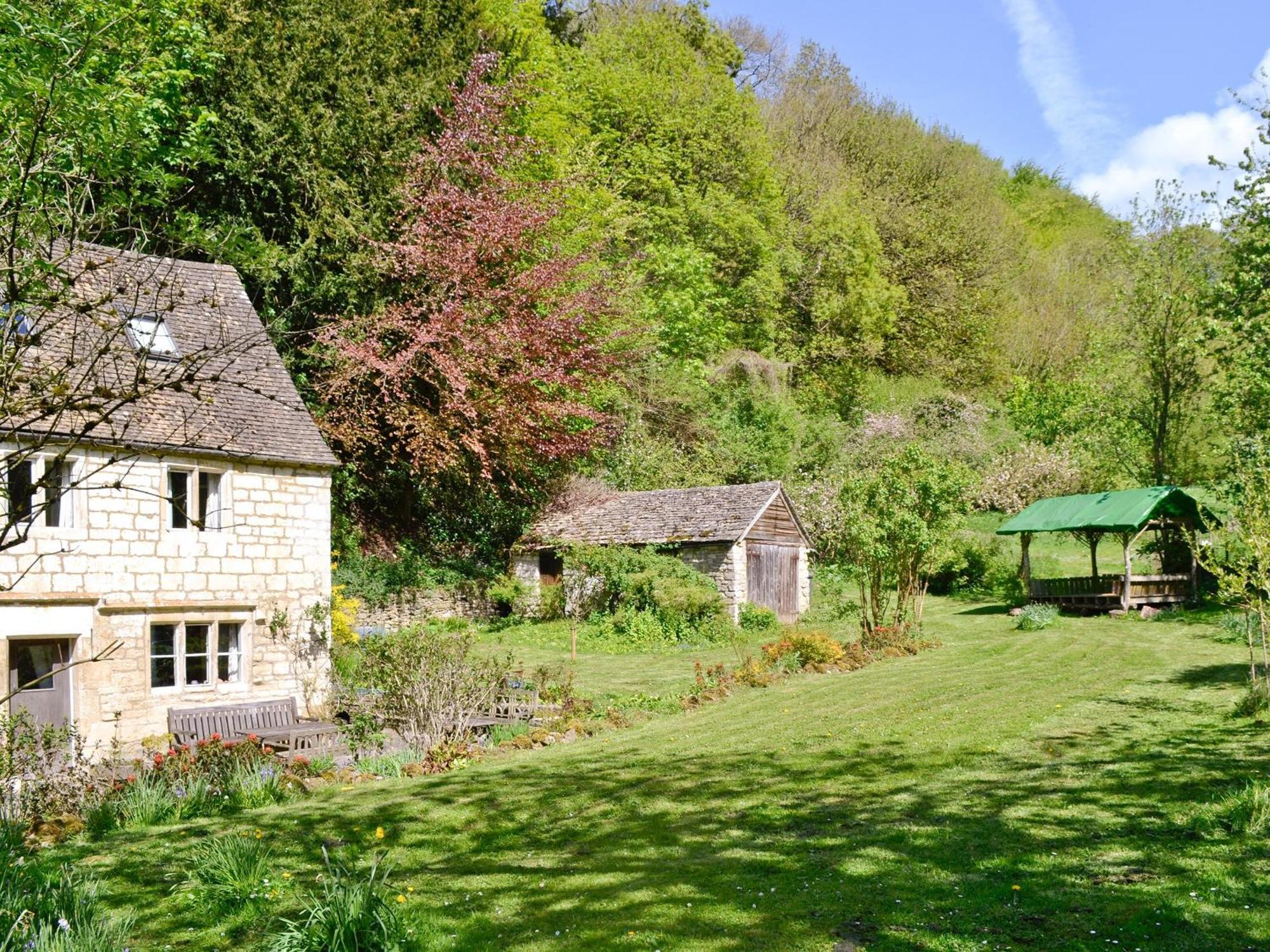 Driftcombe Farmhouse Bisley  Exterior photo